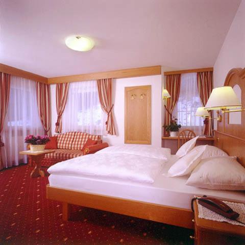 סלבה די ואל גרדנה Hotel Scoiattolo חדר תמונה
