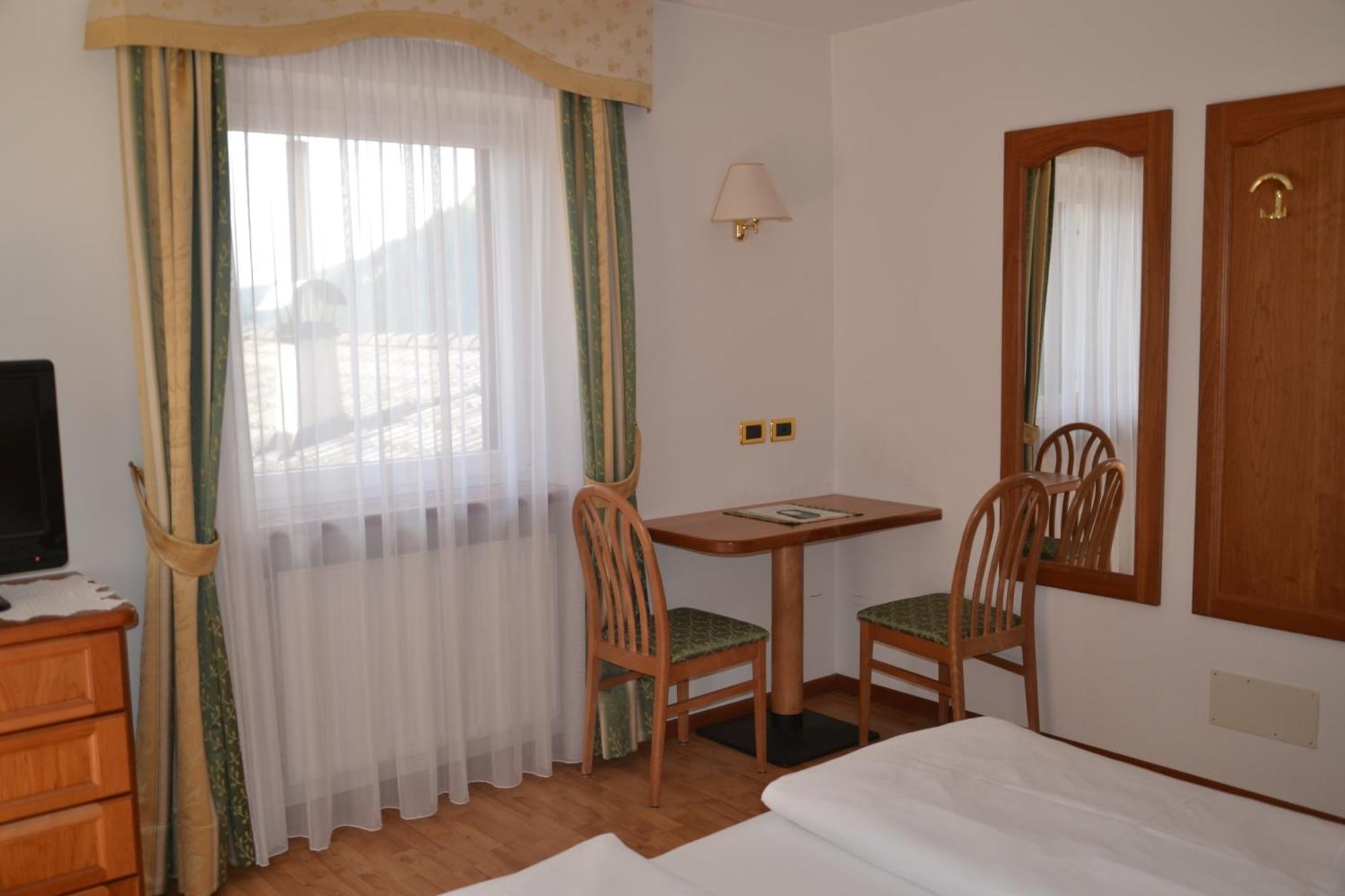 סלבה די ואל גרדנה Hotel Scoiattolo מראה חיצוני תמונה